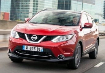 Nissan Qashqai front action city LHD med