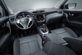 Nissan Qashqai front interior LHD