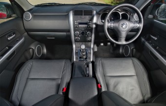 Suzuki Grand Vitara 01 front interior